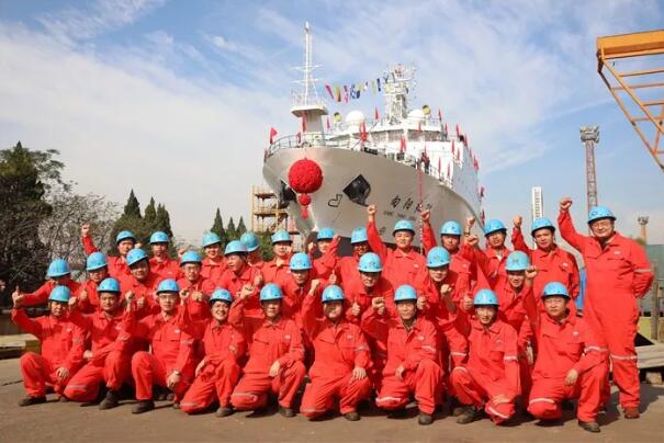 武船造3000T级大型浮标作业船“向阳红31”顺利下水