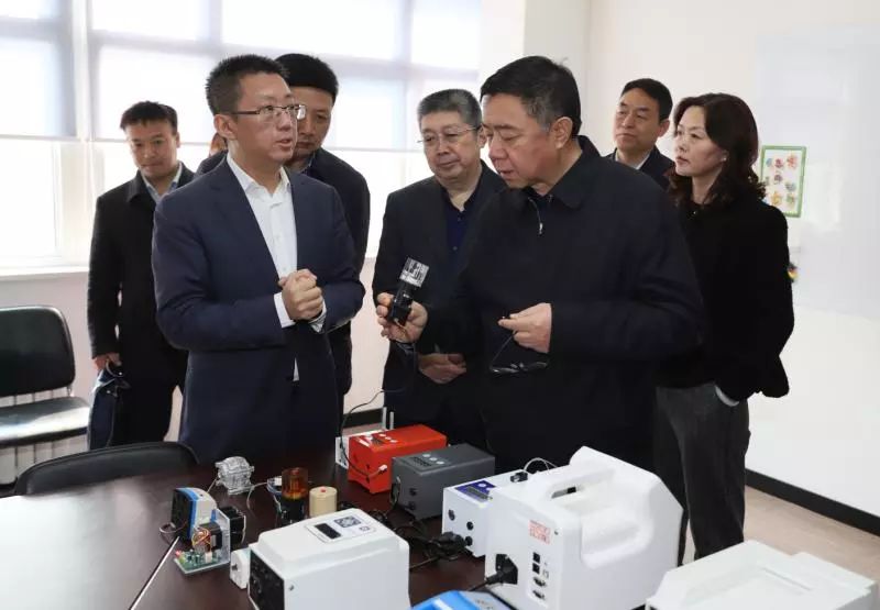 胡总向郭市长介绍公司最新研发的产品