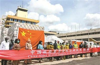 4月6日，在加纳首都阿克拉的科托卡国际机场举行的物资交接仪式上，中国驻加纳大使馆相关人员与接受援助的国家的代表合影。 新华社发