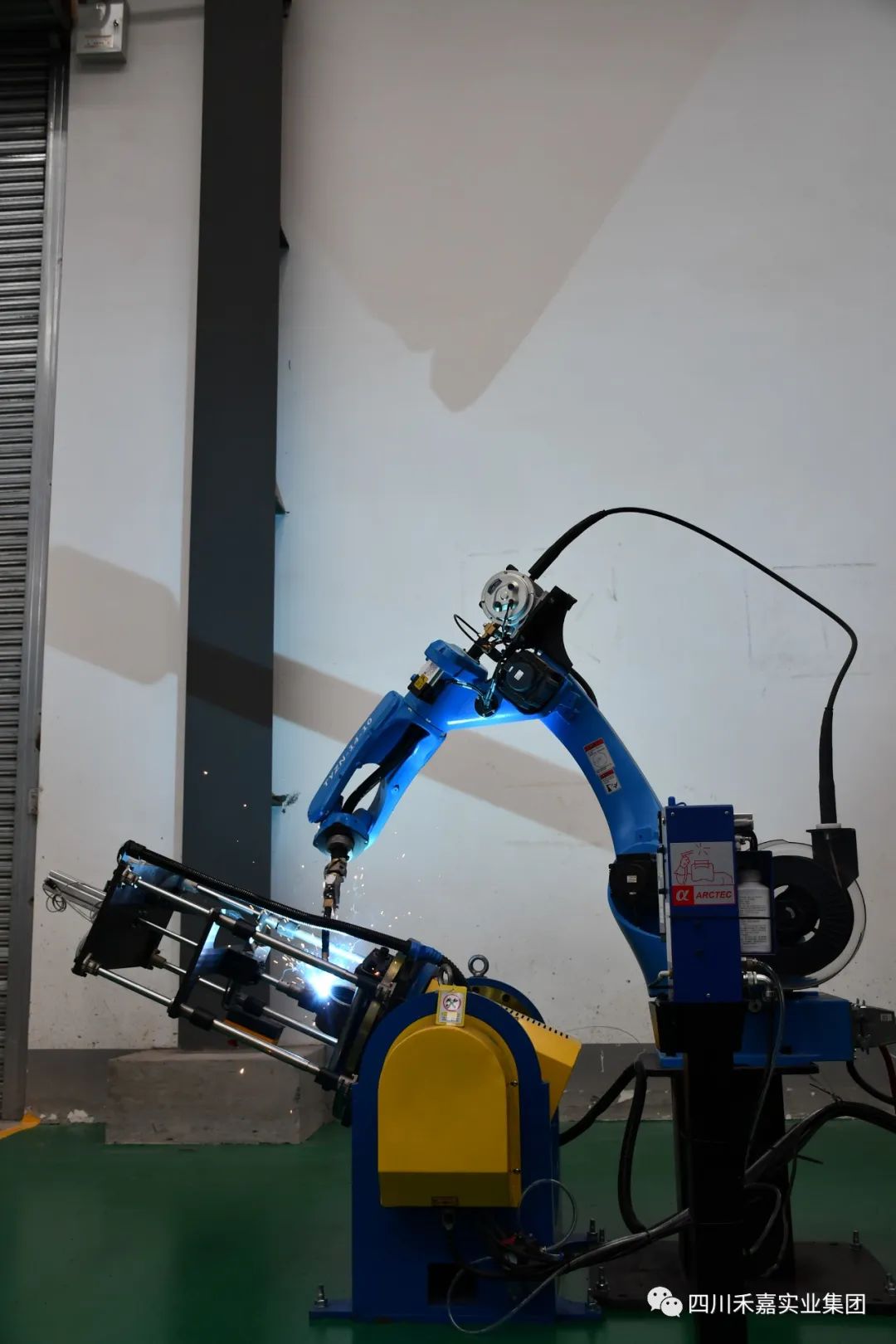 公司新引进的工业焊接机器人