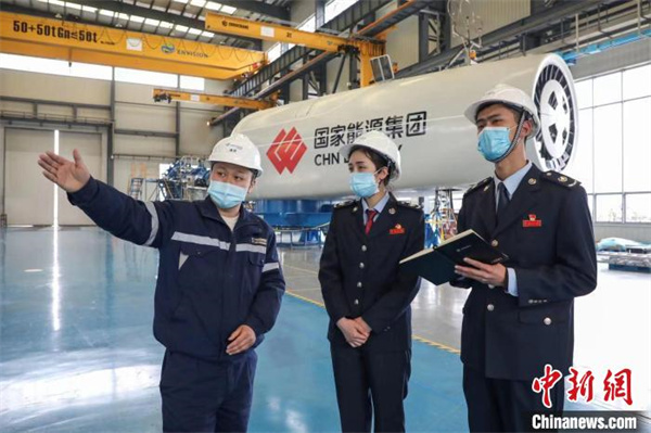 盐城税务工作人员走进江苏长风海洋装备制造有限公司。