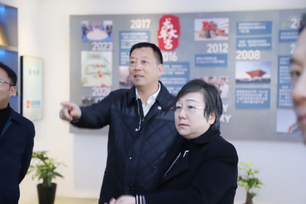 嘉定区政协主席杨莉来连成集团走访调研