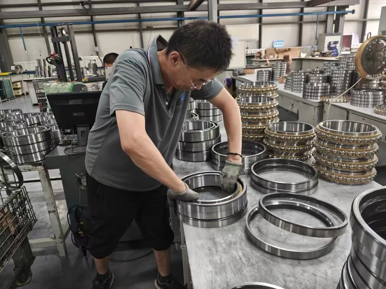 西北轴承中大型车间多管齐下，积极筑牢产品质量安全防线