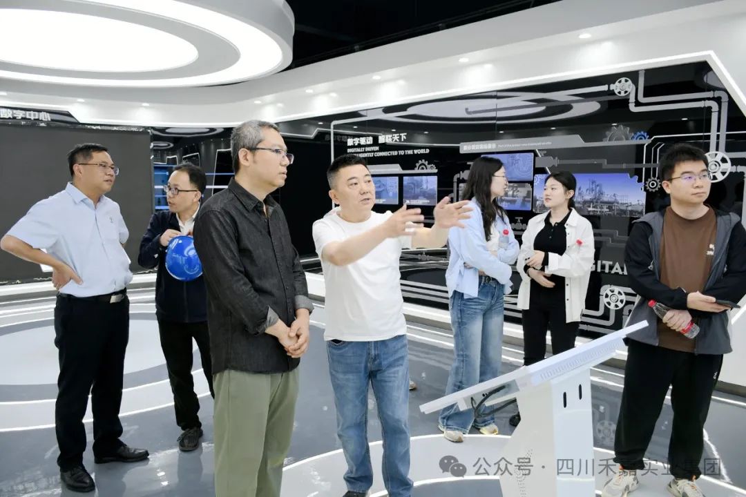 樊总向杨阳教授介绍数字中心