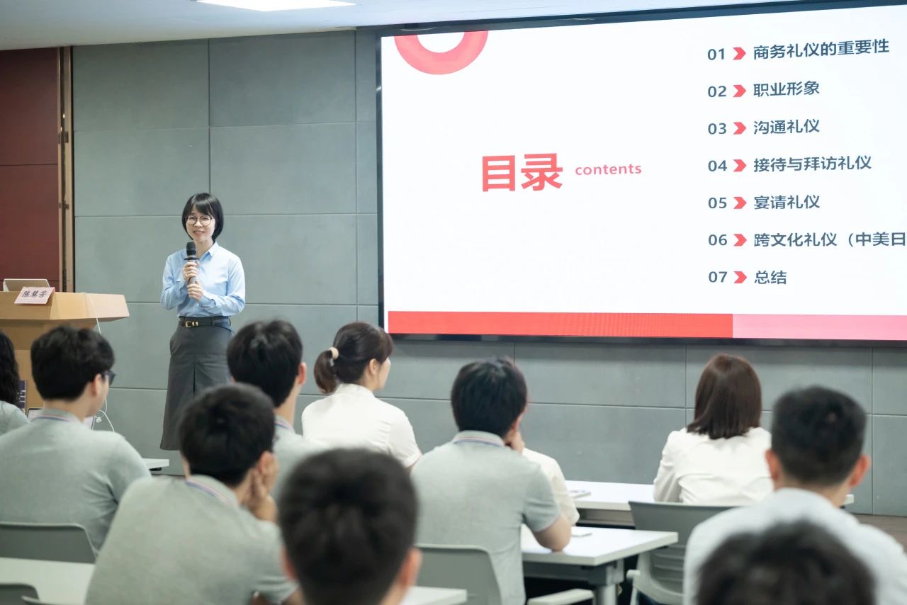 嘉利特荏原泵业公司举办商务礼仪培训 提升职场软实力