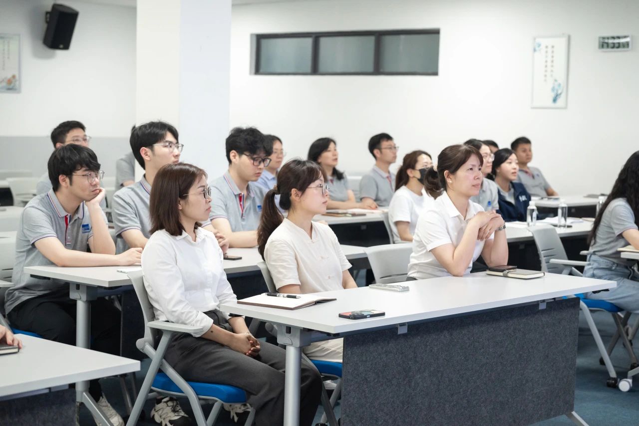 嘉利特荏原泵业公司举办商务礼仪培训 提升职场软实力